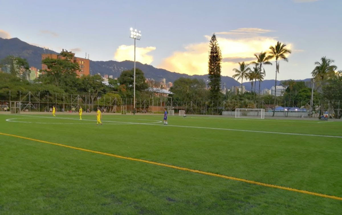 El Politécnico Jaime Isaza Cadavid estrena gramado sintético en su cancha de fútbol