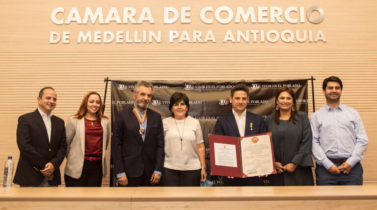 Vivir en El Poblado recibió condecoración del Congreso  en sus treinta años