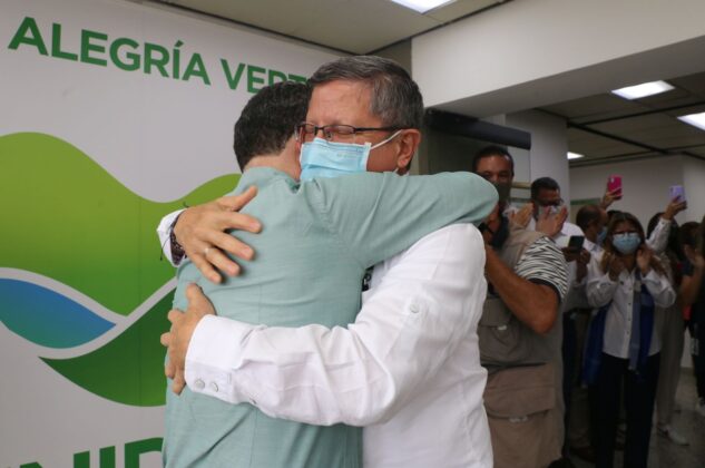 En cabeza de Luis Fernando Suárez, secretario de Gobierno, pero ante todo su amigo, funcionarios de la gobernación recibieron esta mañana con alegría a Aníbal Gaviria.