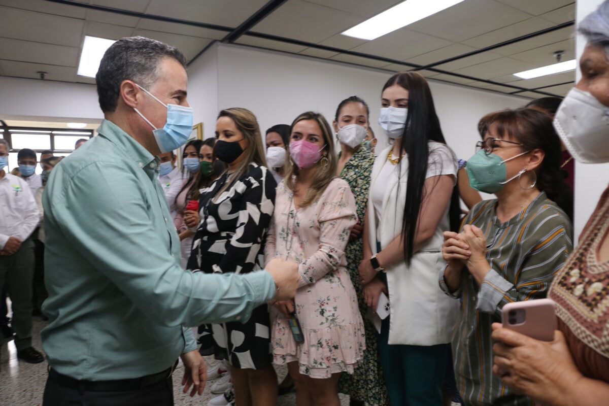 En cabeza de Luis Fernando Suárez, secretario de Gobierno, pero ante todo su amigo, funcionarios de la gobernación recibieron esta mañana con alegría a Aníbal Gaviria.