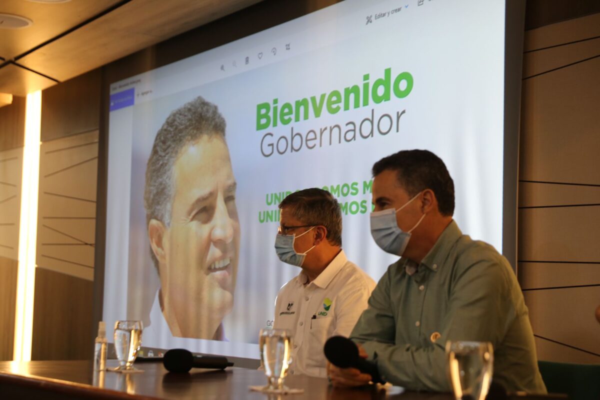 En cabeza de Luis Fernando Suárez, secretario de Gobierno, pero ante todo su amigo, funcionarios de la gobernación recibieron esta mañana con alegría a Aníbal Gaviria.