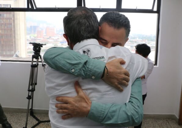 En cabeza de Luis Fernando Suárez, secretario de Gobierno, pero ante todo su amigo, funcionarios de la gobernación recibieron esta mañana con alegría a Aníbal Gaviria.