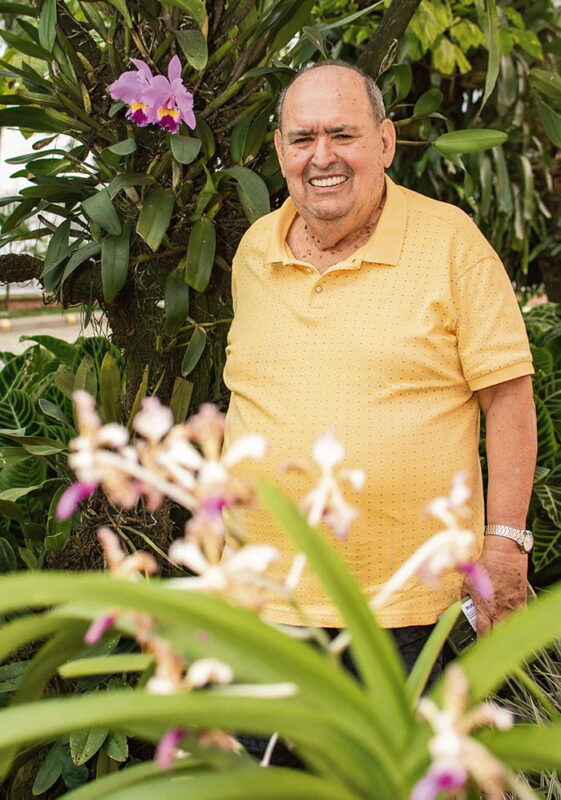 Durante 46 años, el Noticiero Económico Antioqueño de Jota Enrique Ríos fue un espacio radial obligado para conocer el devenir empresarial. A sus 81 años, Jota Enrique disfruta, con la misma pasión, el cultivo de sus orquídeas. 