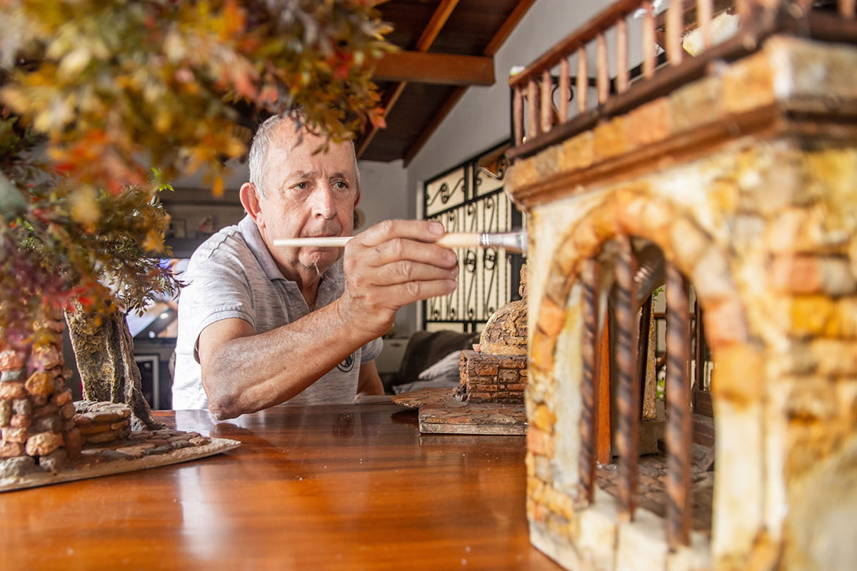 Don Alfredo Fernández prepara las piezas de su monumental pesebre, confiado en que la pandemia menguará pronto.