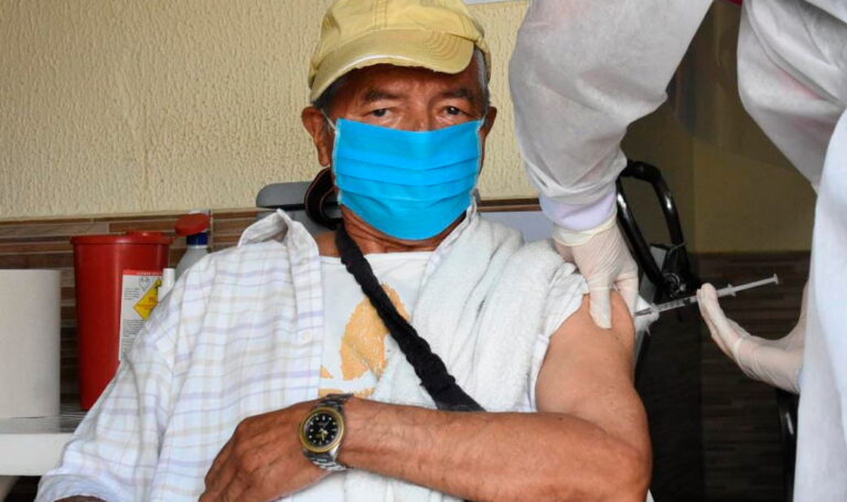 Aplicar 300.000 dosis al día en Colombia, la nueva meta del Minsalud