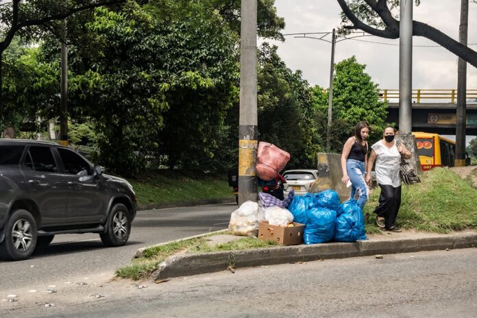 Basuras en calles de El Poblado un problema de todos