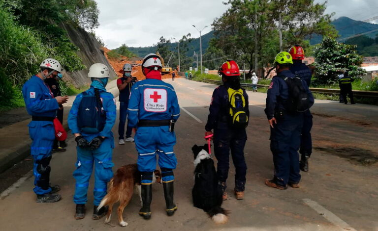 Autoridades descartan que haya personas atrapadas en derrumbe de Copacabana