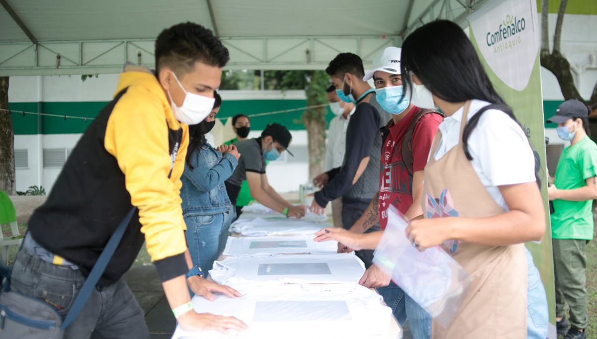 Feria ReactívaT en Envigado trae empleo para jóvenes sin experiencia