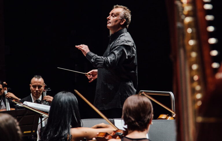 La Orquesta Filarmónica de Medellín invita a concierto con Robin O’Neill