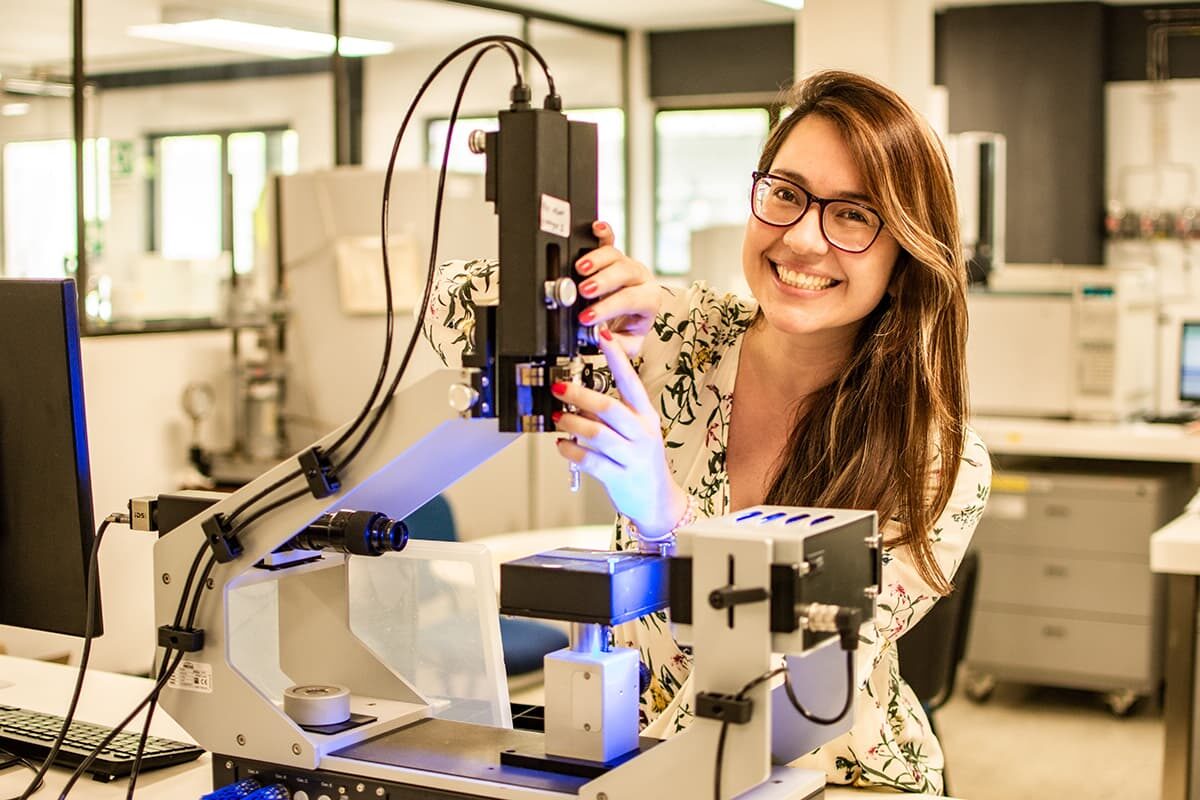 Lina Paola Higuita, doctora en Ciencias Químicas, coordina una de las áreas de investigación y desarrollo de Andercol. Su pasión son los polímeros