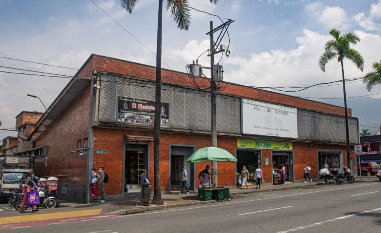 Sin plaza y sin mercado