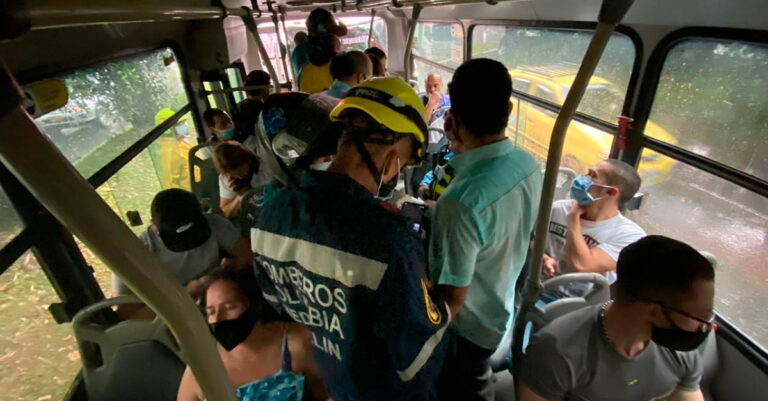 Incidente de dos buses en La Aguacatala por fuertes lluvias de la tarde de este viernes