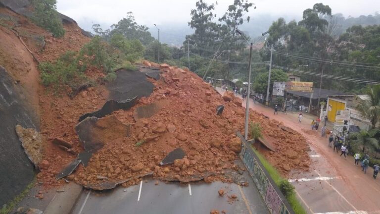 Vía a la Costa Atlántica está cerrada tras derrumbe a la altura de Copacabana