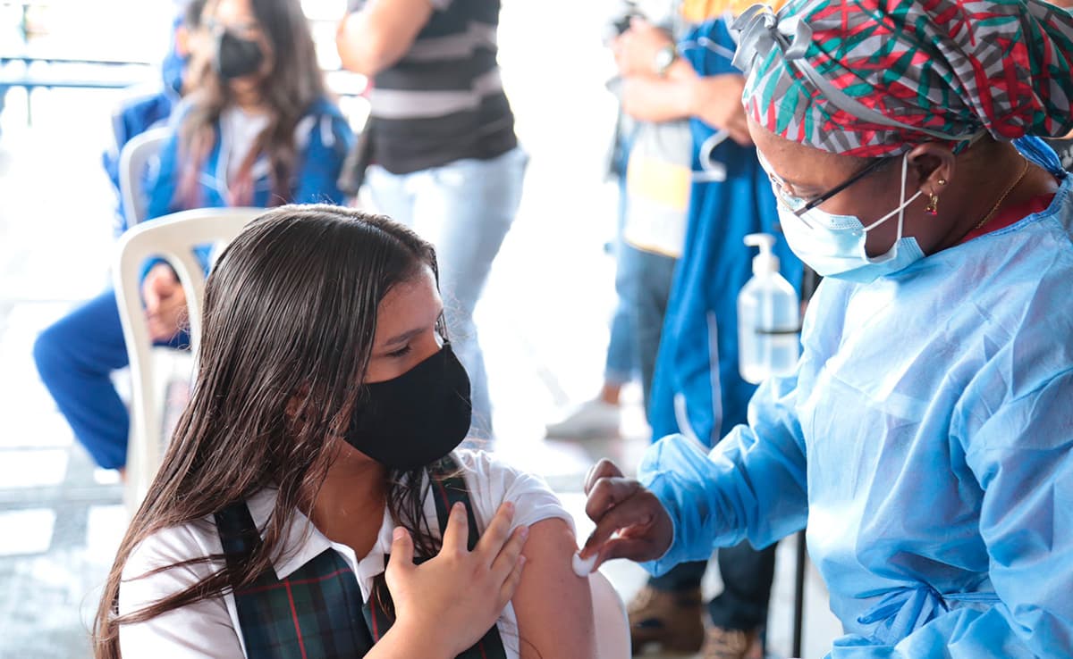 Dosis de refuerzo contra el COVID19 en Colombia a población de 12-17 años