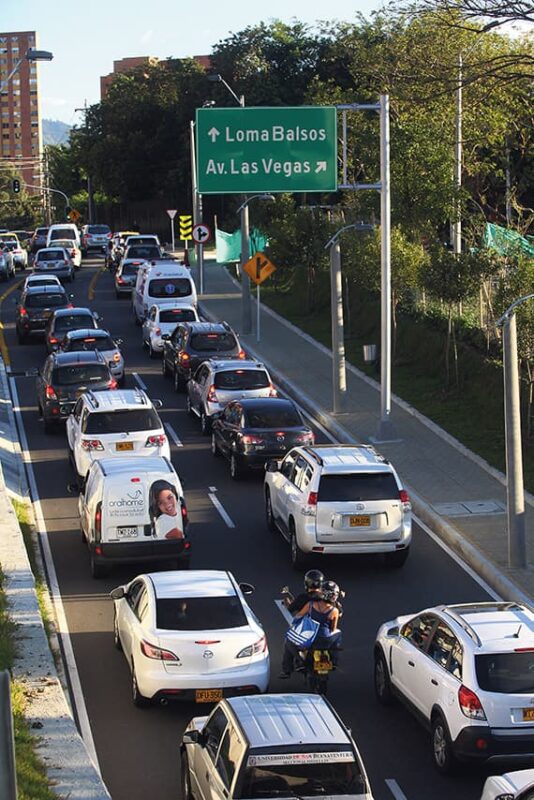 Un tema recurrente en las 820 ediciones de Vivir en El Poblado, desde 1990: la congestión vehicular de El Poblado. Ni siquiera las grandes obras de infraestructura han logrado resolver el problema.