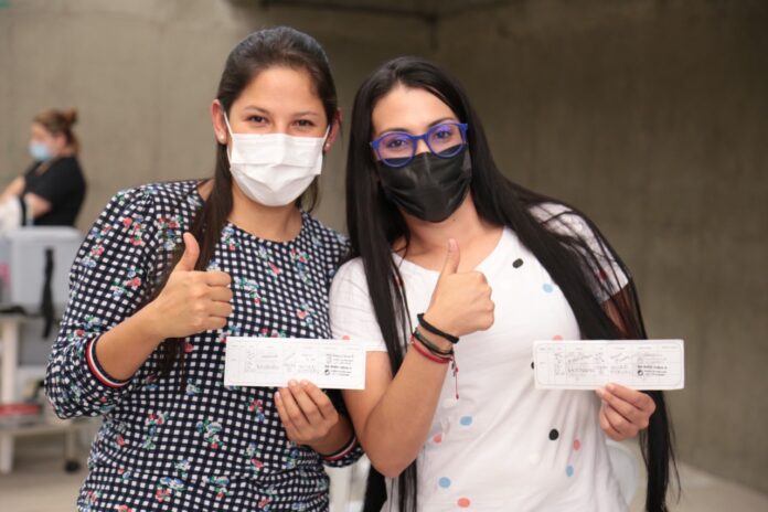 Carné de vacunación a menores entre 12 y 17 años, se empieza a exigir en Colombia