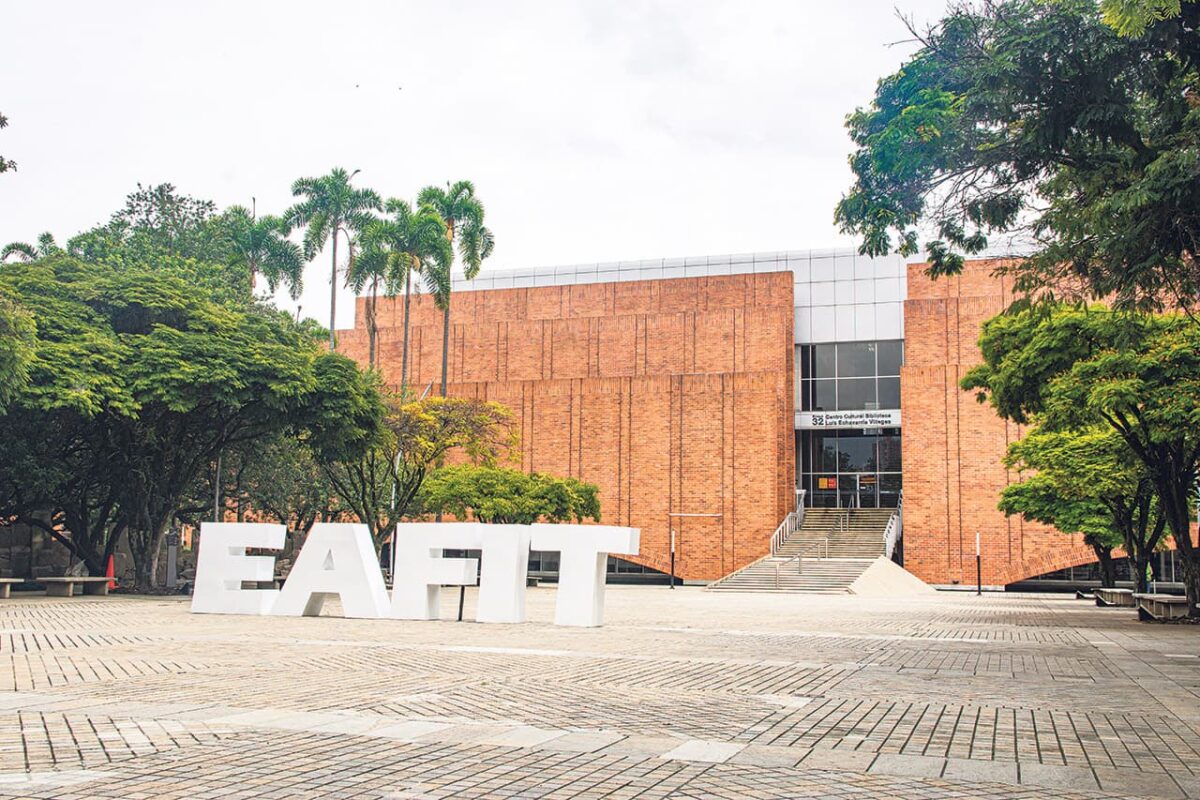 La inauguración de la biblioteca EAFIT, en 1999, fue celebrada por Vivir en El Poblado, por tratarse de un nuevo espacio para la cultura en la Comuna 14.