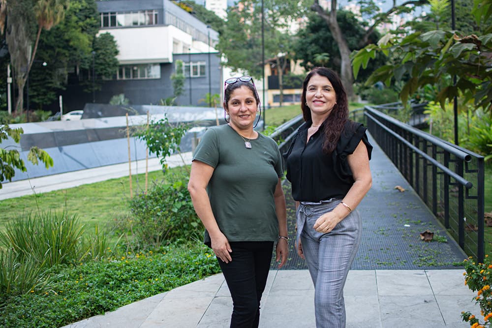 Rosa María Gómez y María Marleny López, vecinas de Santa María de los Ángeles, entre las más preocupadas por el mantenimiento del Parque de la Inflexión.