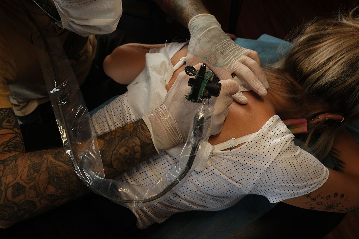 Luis Hinestroza, un diseñador gráfico que actualmente hace parte de Angrymom Tatoo