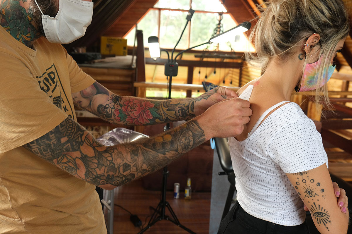 Luis Hinestroza, un diseñador gráfico que actualmente hace parte de Angrymom Tatoo