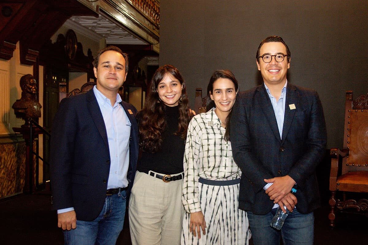 ás allá de la plazuela: historias y recorridos desde la Colección de Arte Grupo Argos.