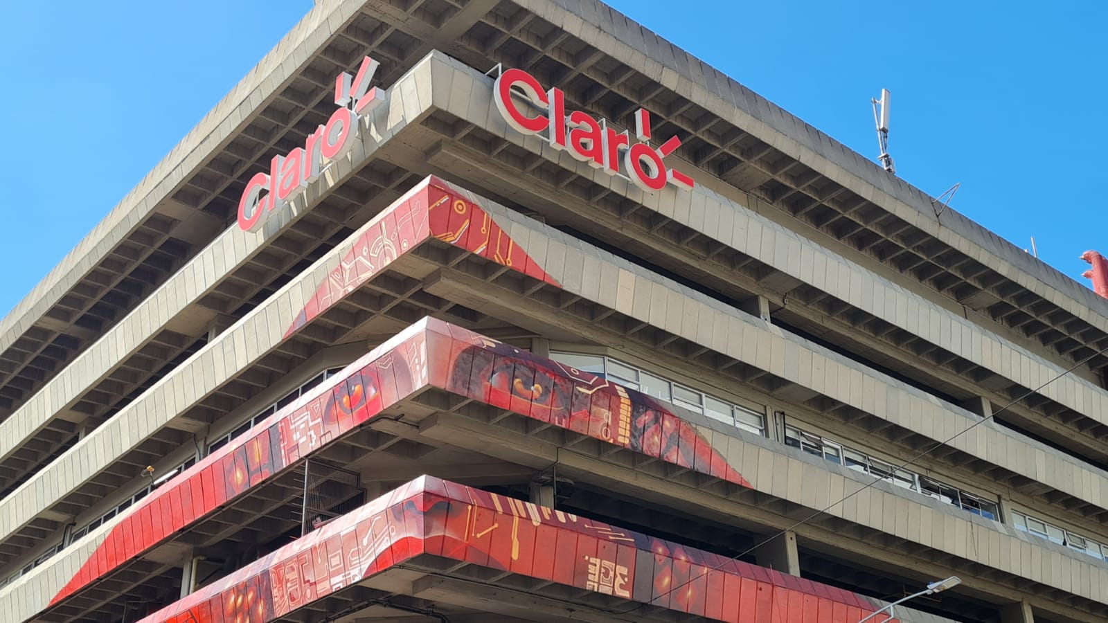 La empresa Claro inaugura un enorme grafiti en pleno centro de Medellín