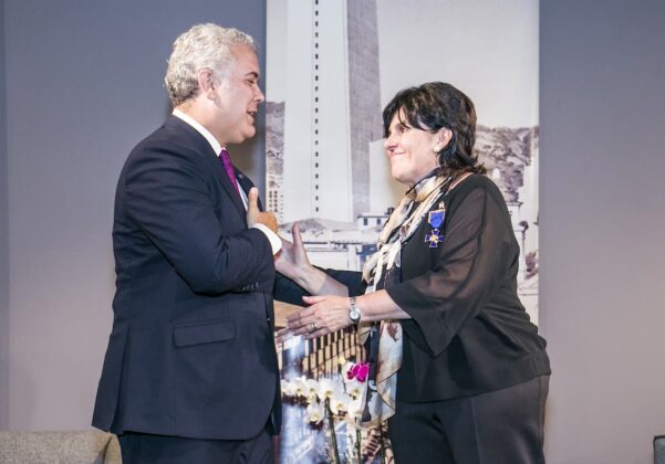 Lina Vélez de Nicholls recibió la Orden de Boyacá en grado de Caballero