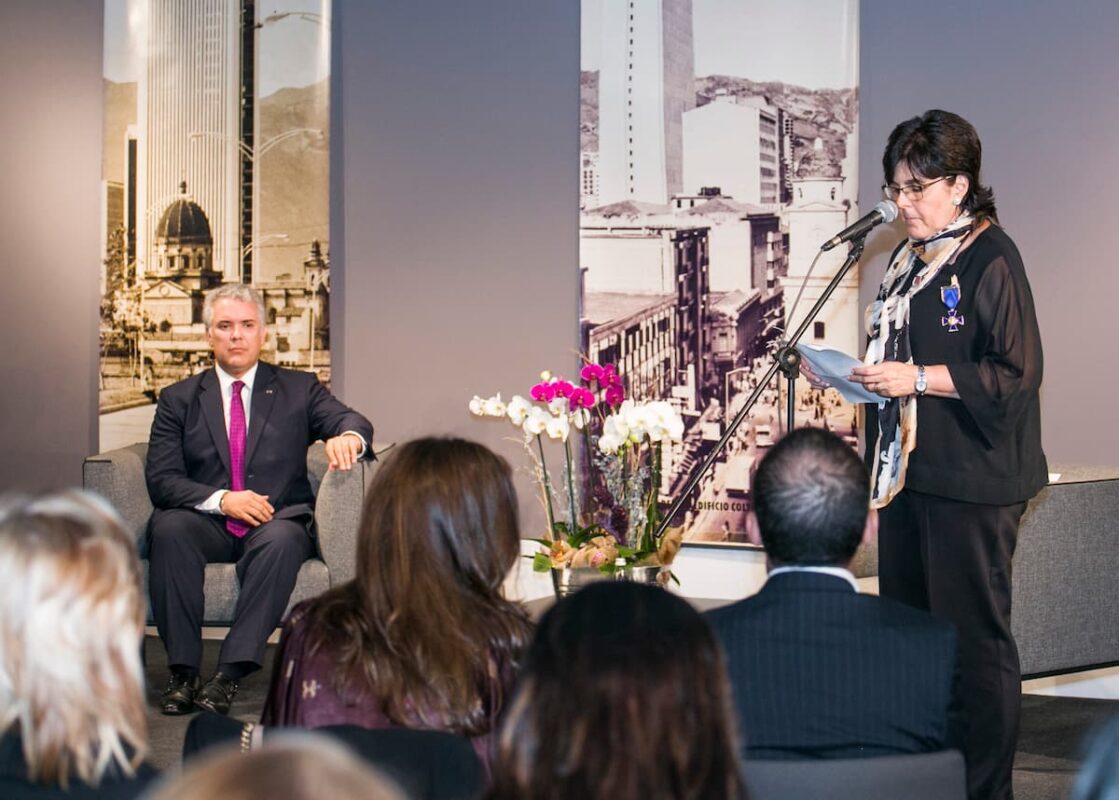Lina Vélez de Nicholls recibió la Orden de Boyacá en grado de Caballero