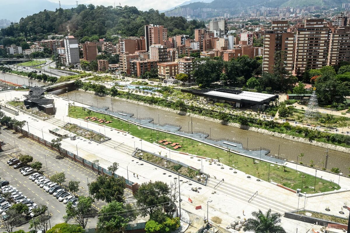 Parques del Río en su etapa 1A contó con el diseño arquitectónico de Juan David Hoyos y Sebastián Monsalve. El diseño paisajístico estuvo a cargo del arquitecto Nicolás Hermelín.