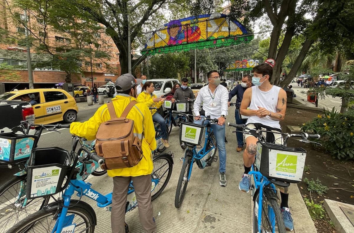 También puede disfrutar en bicicleta de los alumbrados de Medellín