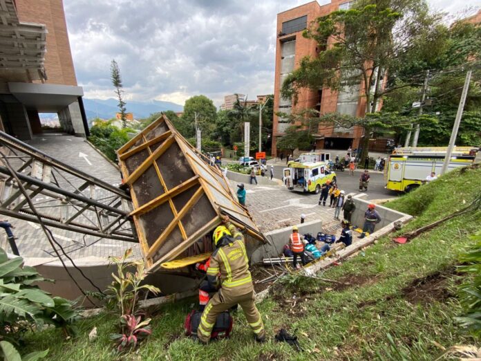 Bomberos Medellín atienden incidente por desprendimiento de ascensor industrial en La Linde, El Poblado