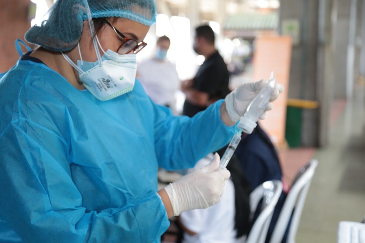 Cambios en la aplicación de la dosis de refuerzo, ordenó el Minsalud
