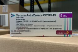 Llega al país un nuevo lote de vacunas de AstraZeneca para aplicación de refuerzos