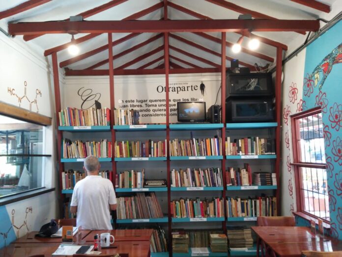 “Libros Libres” y café, en Otraparte