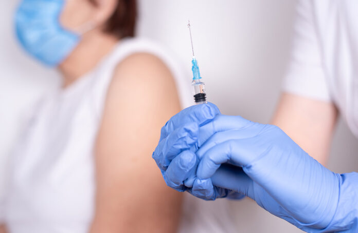 Envigado inició la vacunación de la segunda dosis de refuerzo a mayores de 18 años
