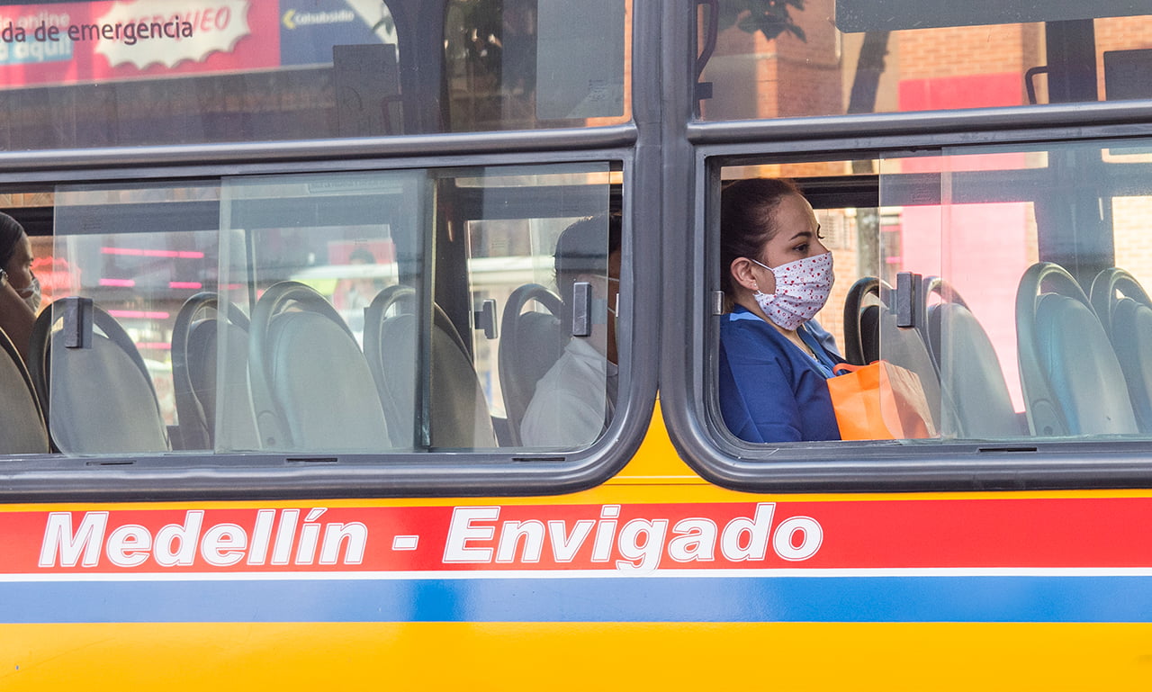 Aunque no haya que usar tapabocas en espacios públicos abiertos, no es momento de bajar la guardia
