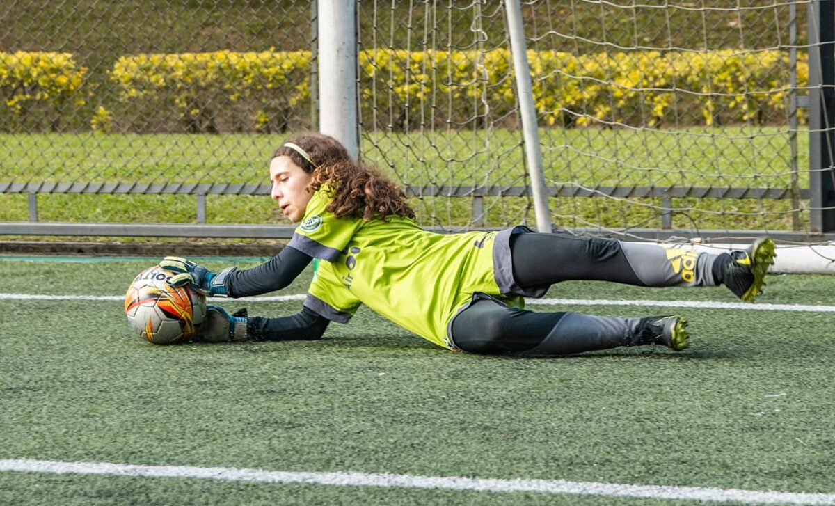 Con una disciplina férrea, Aurora Mantilla Castrillón, del equipo ABC, se entrena para ser portera de fútbol. “Acá no hay barreras entre géneros; todos estamos jugando fútbol, y ya”