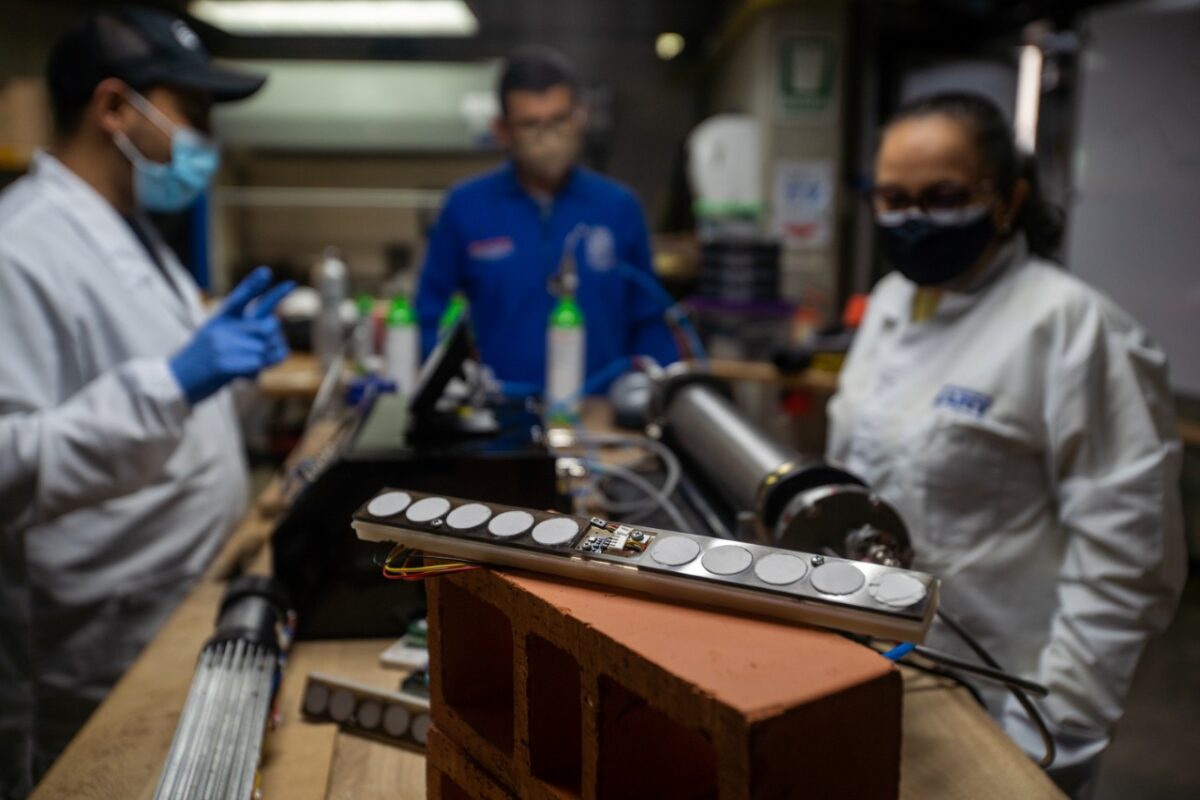 En Día de la Mujer y Niña en la Ciencia, Eafit presenta ladrillo descontaminante