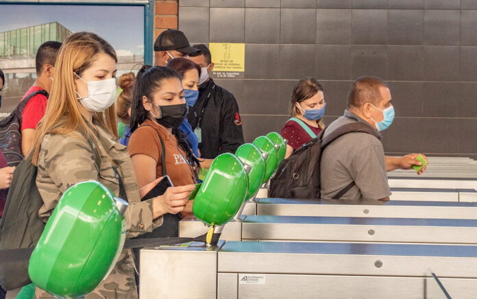 En el metro de Medellín, iglesias y colegios todavía se debe usar el tapabocas