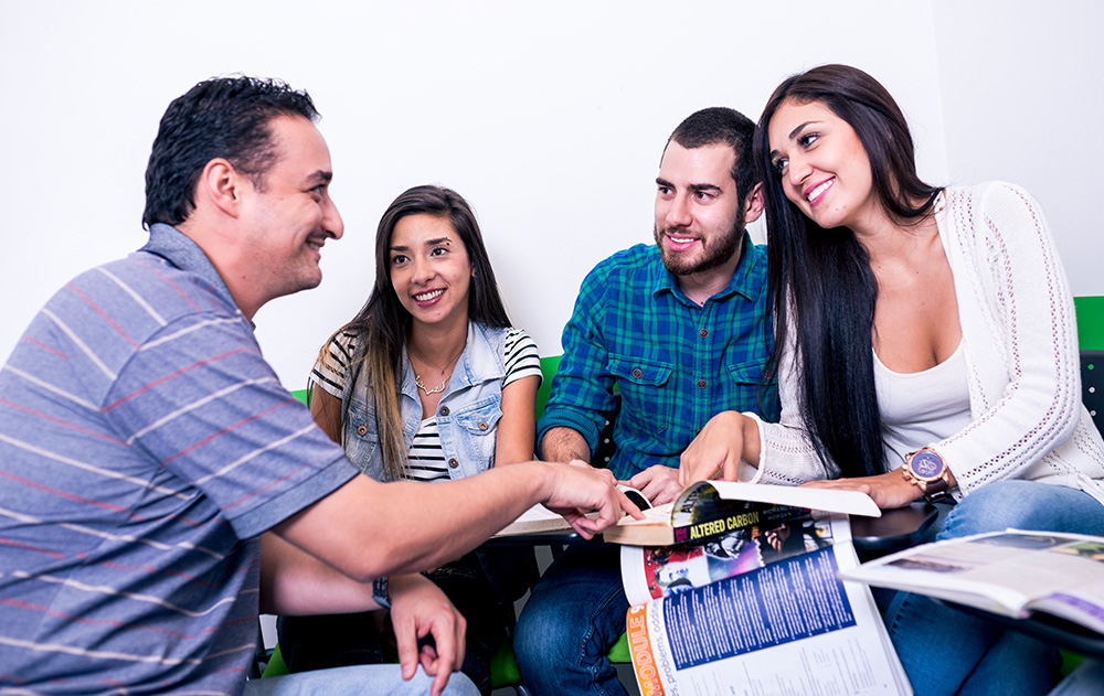 Estudiantes del grado noveno se pueden inscribir para las becas de inglés del Colombo Americano