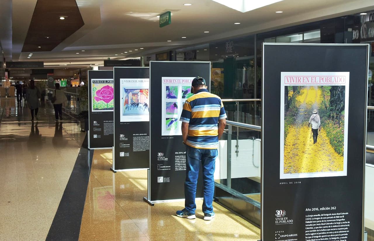 Exposición de portadas Vivir en El Poblado: de Premium Plaza a Oviedo