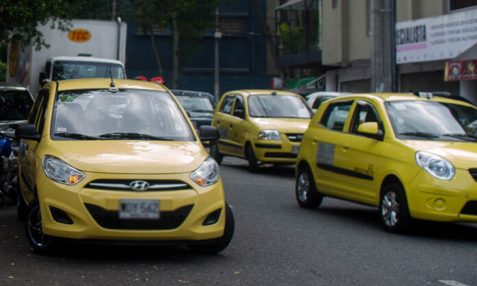 Vuelve el pico y placa para taxis en Medellín