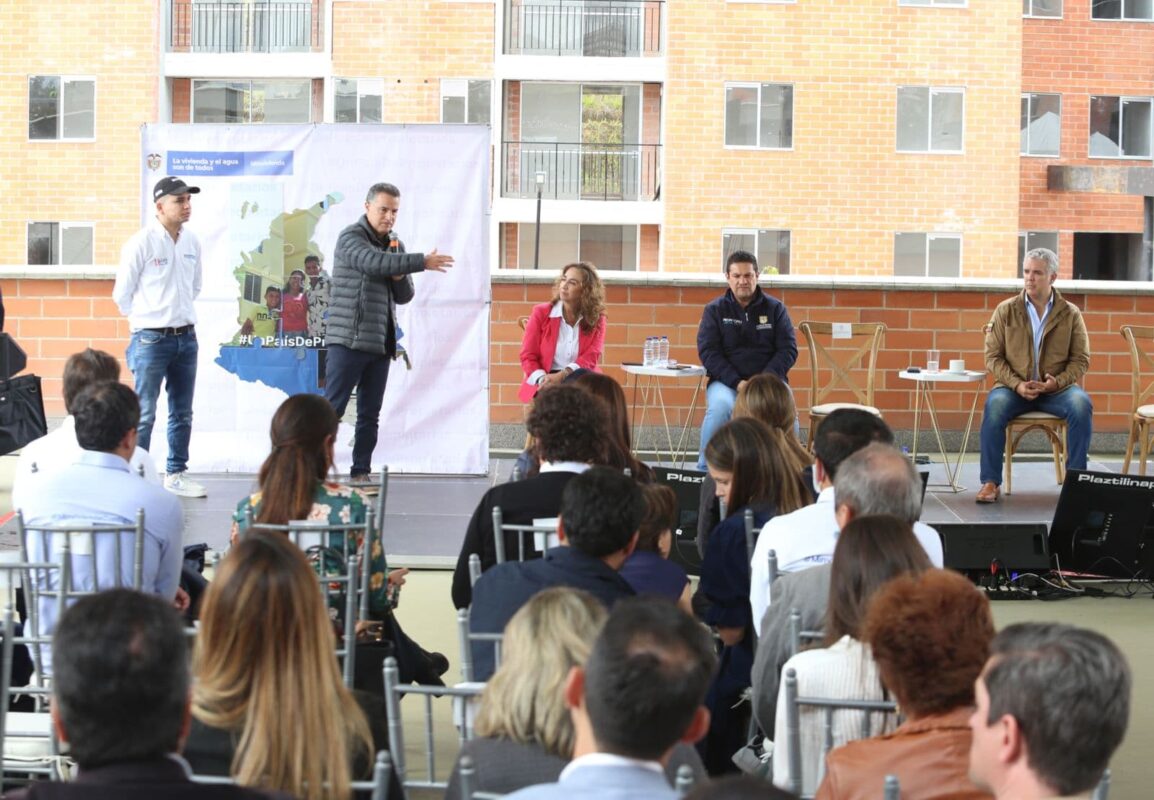 El gobernador Aníbal Gaviria dijo en Rionegro, hace unos días, que al final de su mandato y desde su creación en el 2001,  la Empresa de Vivienda de Antioquia (VIVA) habrá entregado 350 mil viviendas nuevas y mejoradas.  