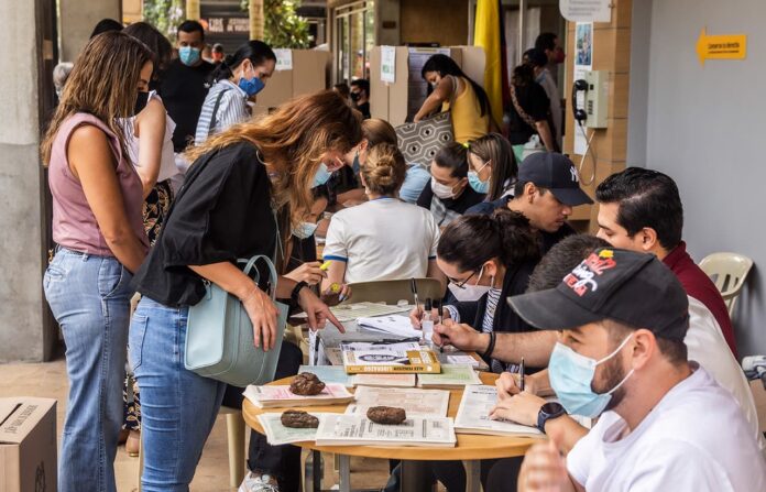 Cómo pedir el medio día de descanso por votar en Colombia