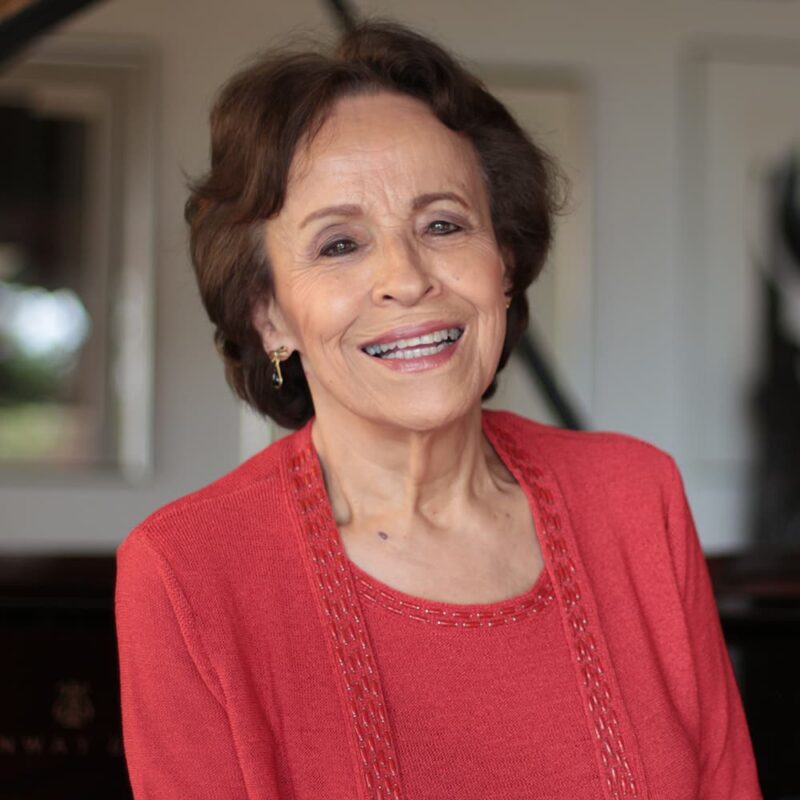 La maestra Blanca Uribe. Descendiente de una familia musical antioqueña –hija del extraordinario músico Gabriel Uribe– nació en Bogotá donde realizó sus primeros estudios con su abuela materna, que continuó en Medellín con la profesora italiana Luisa Manighetti. El mecenas antioqueño don Diego Echavarría Misas la becó a los 13 años para seguir sus estudios en Estados Unidos y en la Academia de Música y Arte Dramático de Viena, donde recibió su grado magna cum laude.