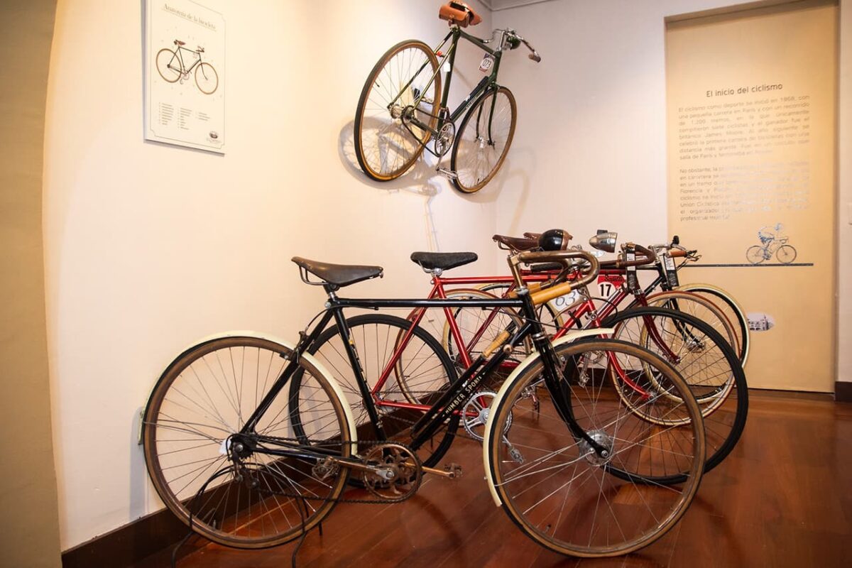 Exposición de bicicletas antiguas en el el Museo El Castillo