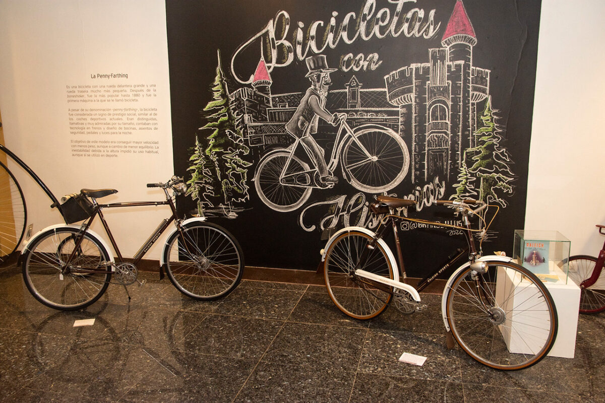 Exposición de bicicletas antiguas en el el Museo El Castillo
