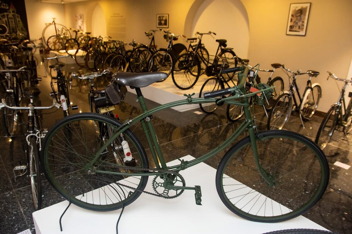 Exposición de bicicletas antiguas en el el Museo El Castillo