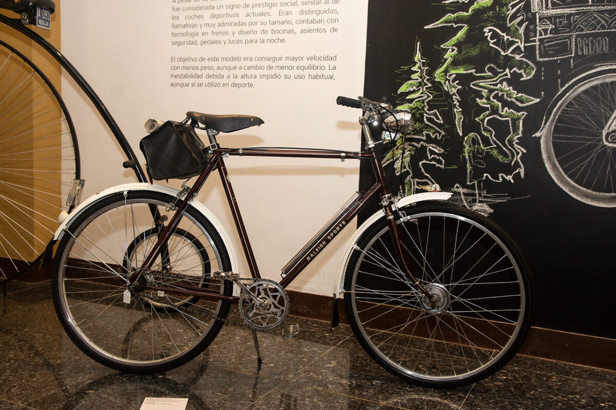 Exposición de bicicletas antiguas en el el Museo El Castillo