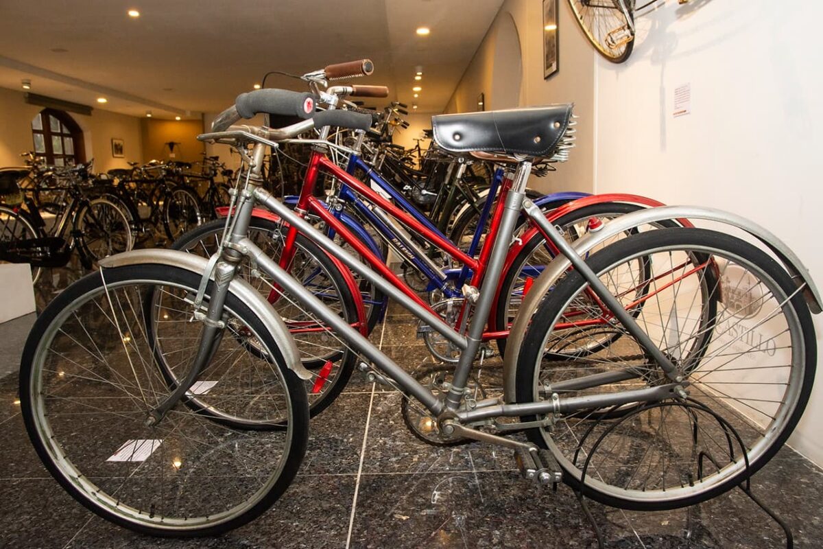 Exposición de bicicletas antiguas en el el Museo El Castillo